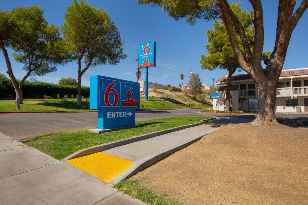 Motel 6 Barstow, CA - Lenwood Road