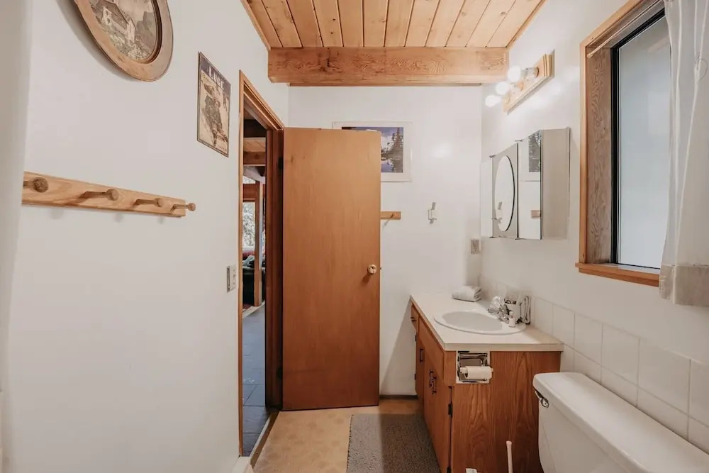 53mbr - Hot Tub - Wi-fi - Sleeps 6 1 Bedroom Home by RedAwning