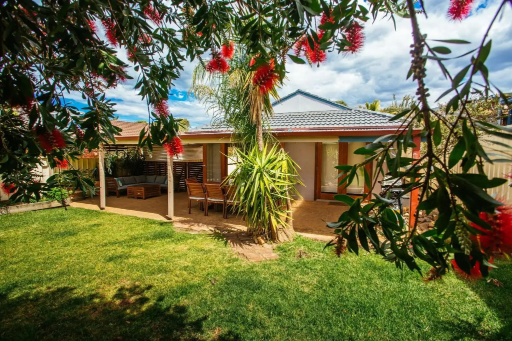 Sunbaker Beach House - 4 Mins to Beach - Pet Friendly with Fire Pit