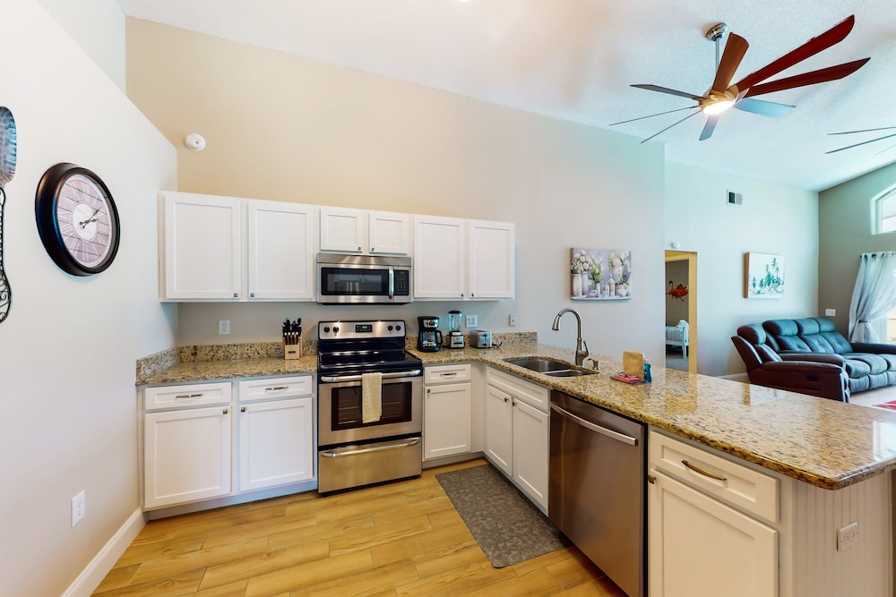 Private Pool Home With Spa, Screened Patio, Central AC, & Washer/dryer