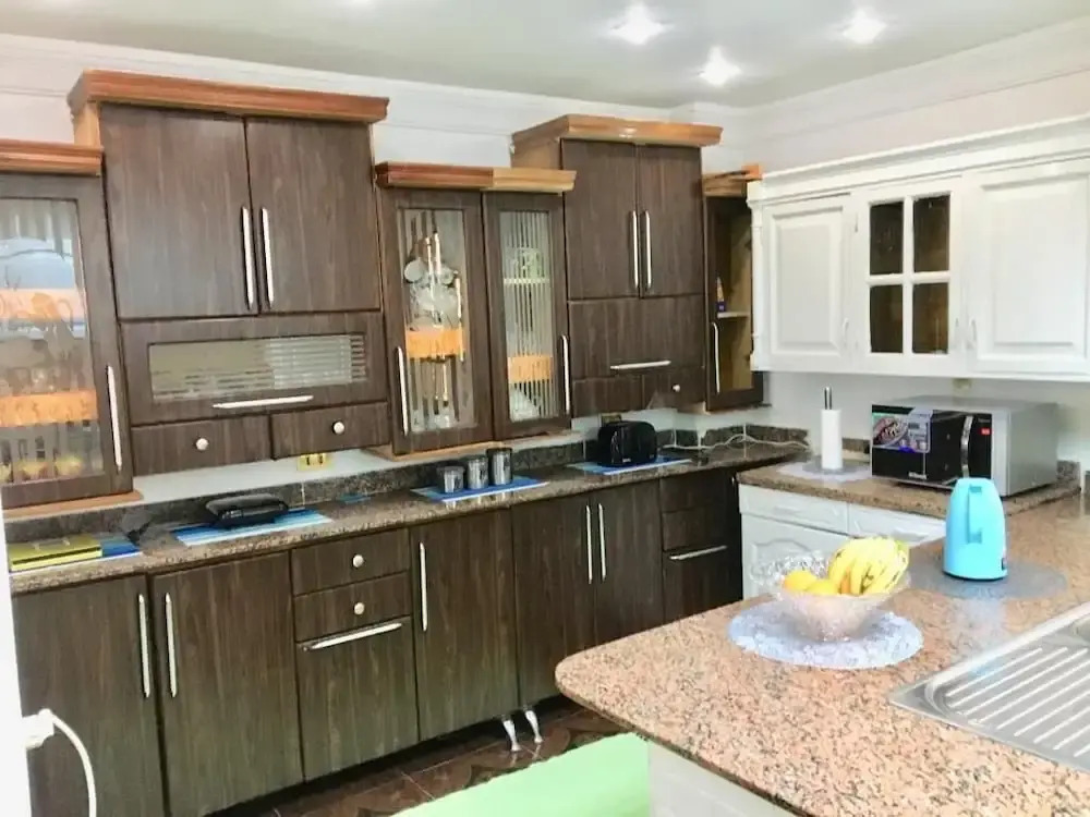 One bedroom apartment city views local to Airport