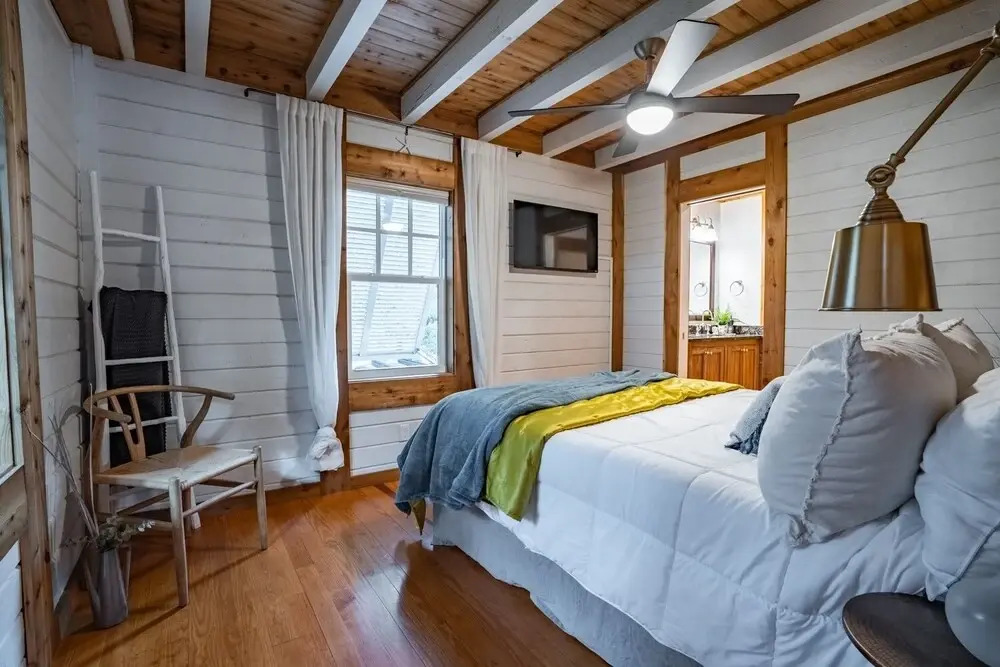 Camp Creek Cottage 4 Bedroom Home by RedAwning