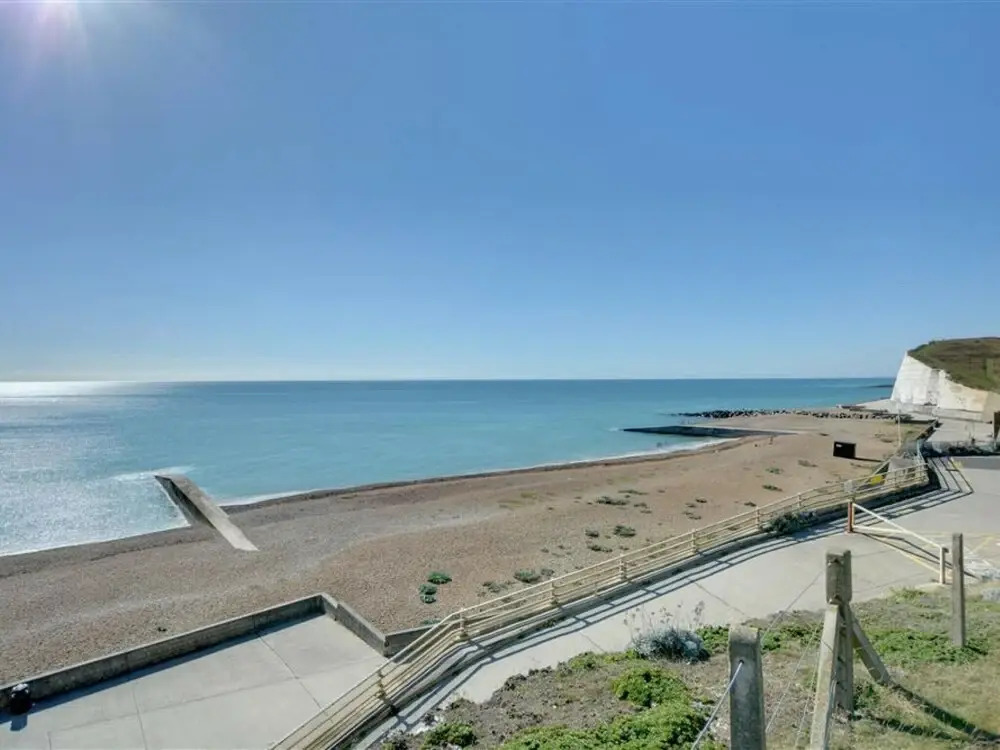 Comfortable and Luxurious Family Home With Beautiful Sunny Garden, Close to the Beach