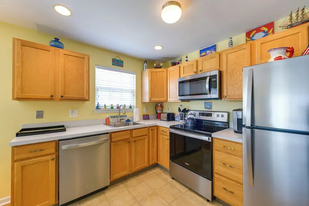 Condo w/ Deck: Walk to Beach & Convention Center!