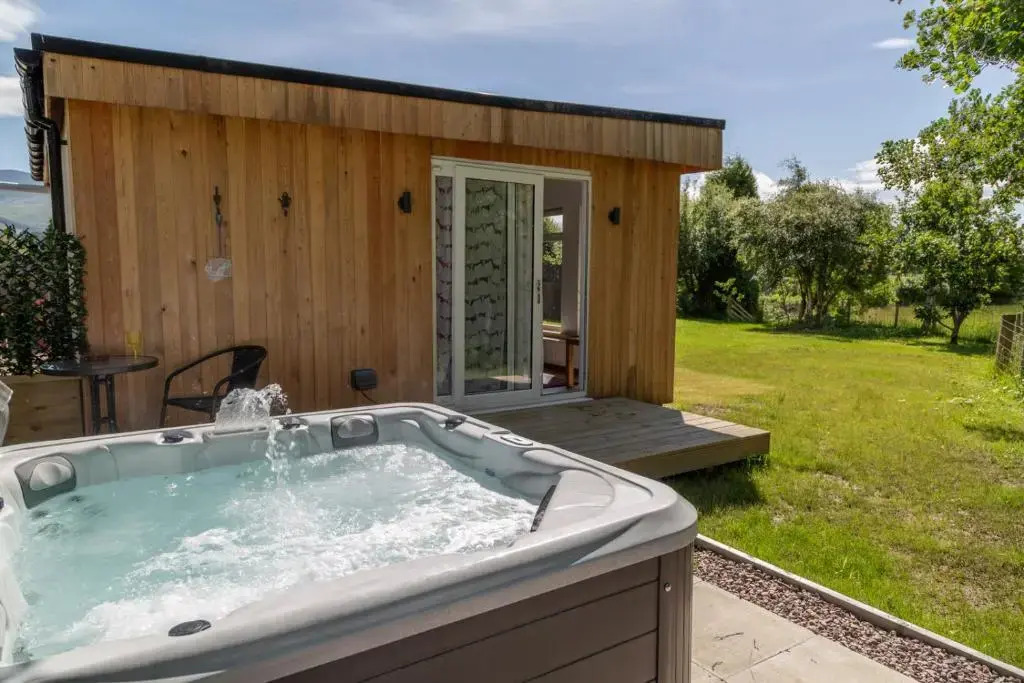 Allt Mor Rentals - Chalet with hot tub, And Studio Apartment no hot tub