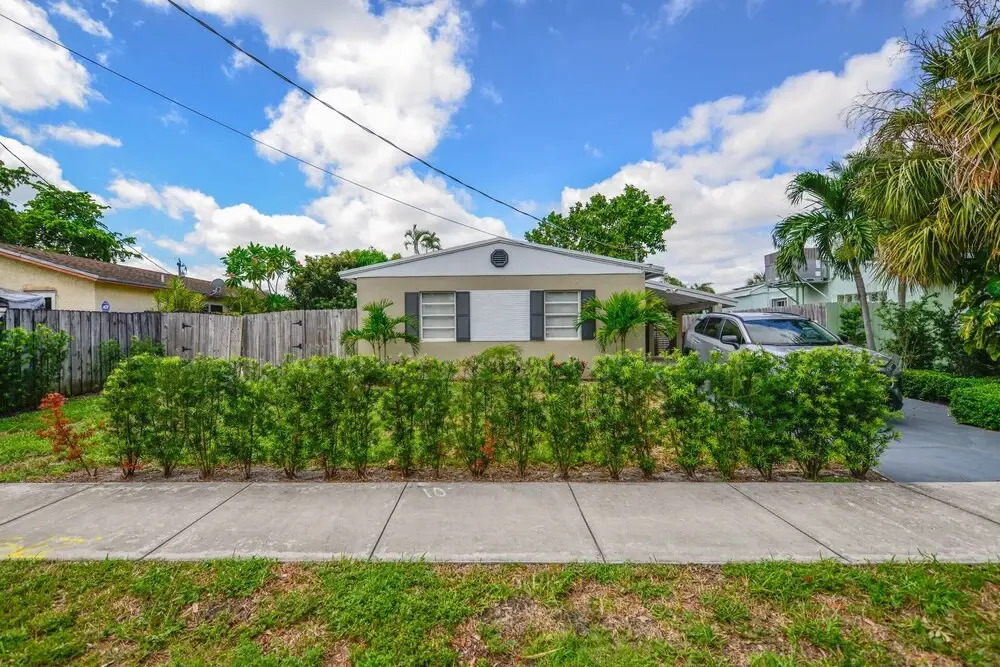 Wonderful 2BR House with Canal Access