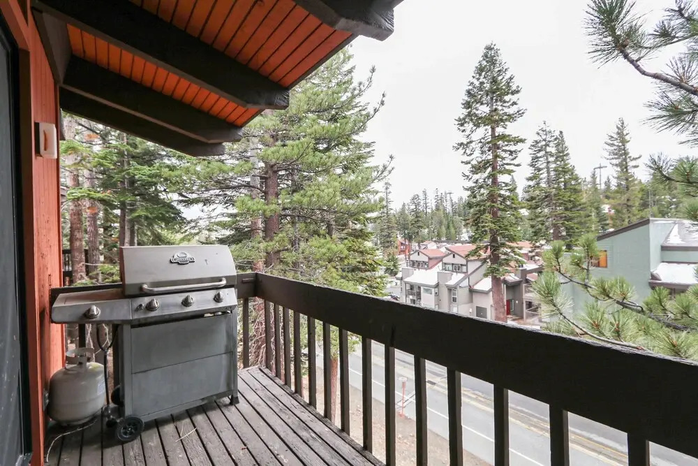 Mammoth West 124 Spacious Condo great for large group, Walk to Canyon by RedAwning