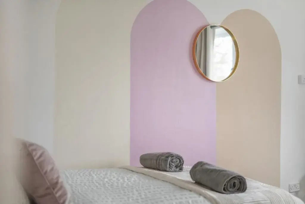 Mulberry House - Detached 6 Bedroom House with Hot Tub & Private Parking