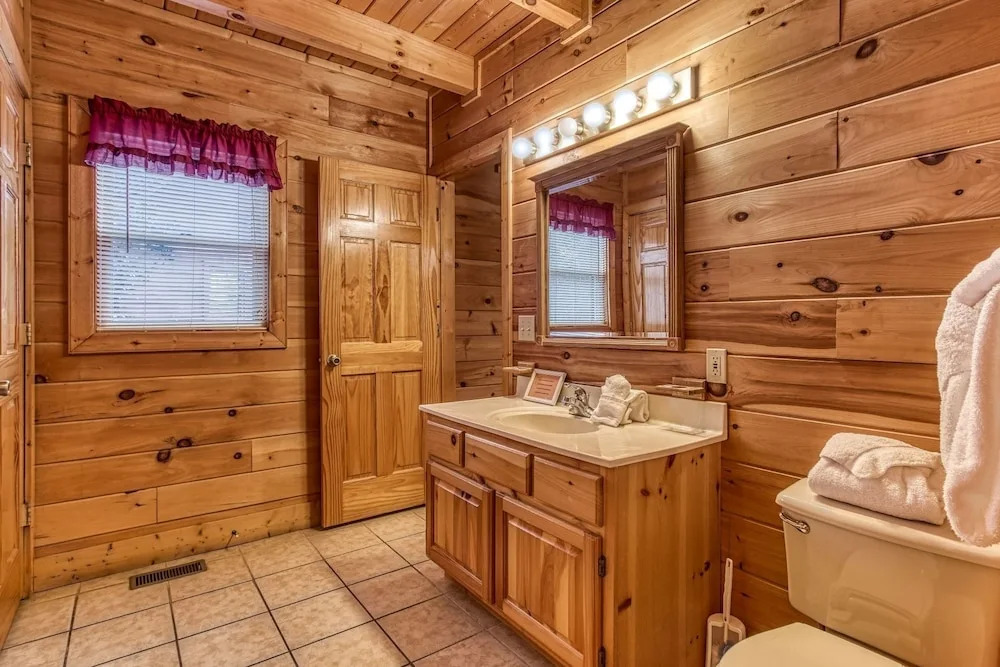Point Of View - Spacious 2 Bedroom With a Loft Just off Glades Road 2 Cabin by RedAwning