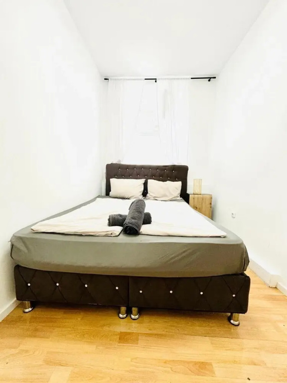 Urban 10BR Retreat Near Rathausplatz