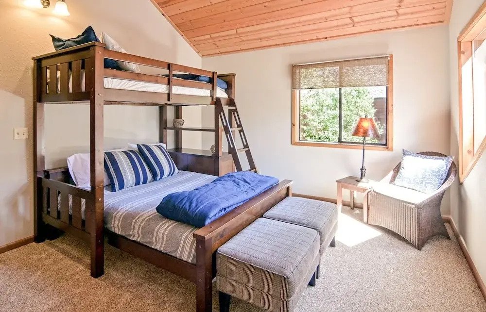 11443 Northwoods Blvd House Unit B - 2 Br home by RedAwning