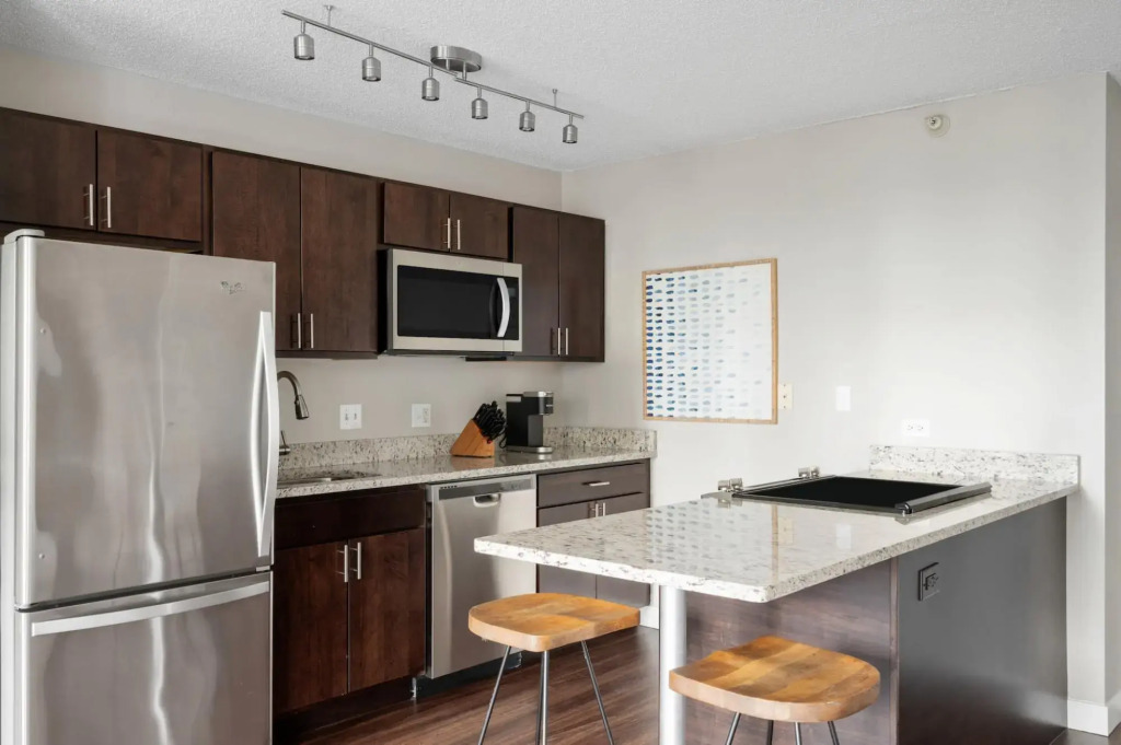 Chicago | Remote Work Friendly Studio w Full Kitchen