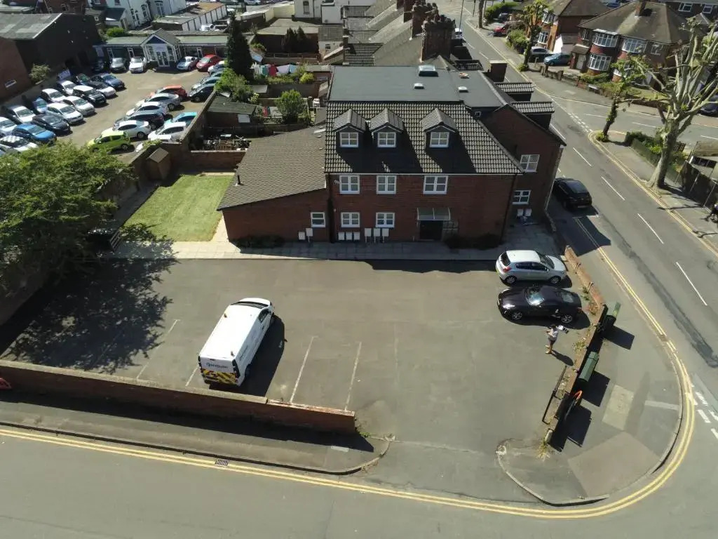 Large Ground Floor Pet Friendly 2 Bedroom Apartment with FREE Parking