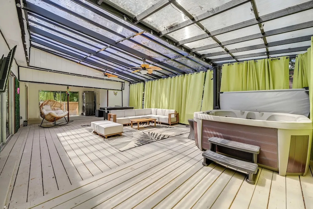 Central Tampa Oasis: Hot Tub & Huge Covered Deck