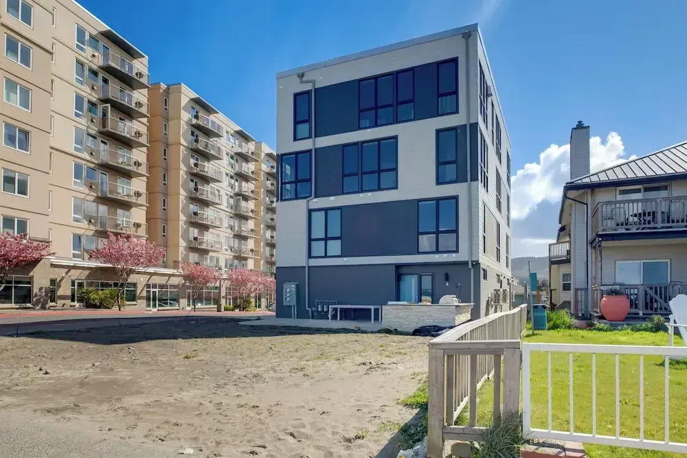 Luxe Seaside Vacation Rental: Walk Downtown!