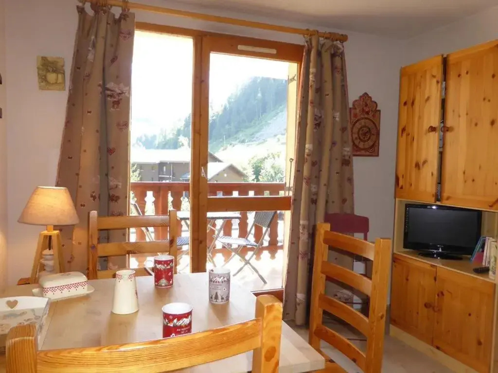Charmant appart rénové 4 pers, balcon sud, plein centre, proche ski et piscine! - FR-1-342-187