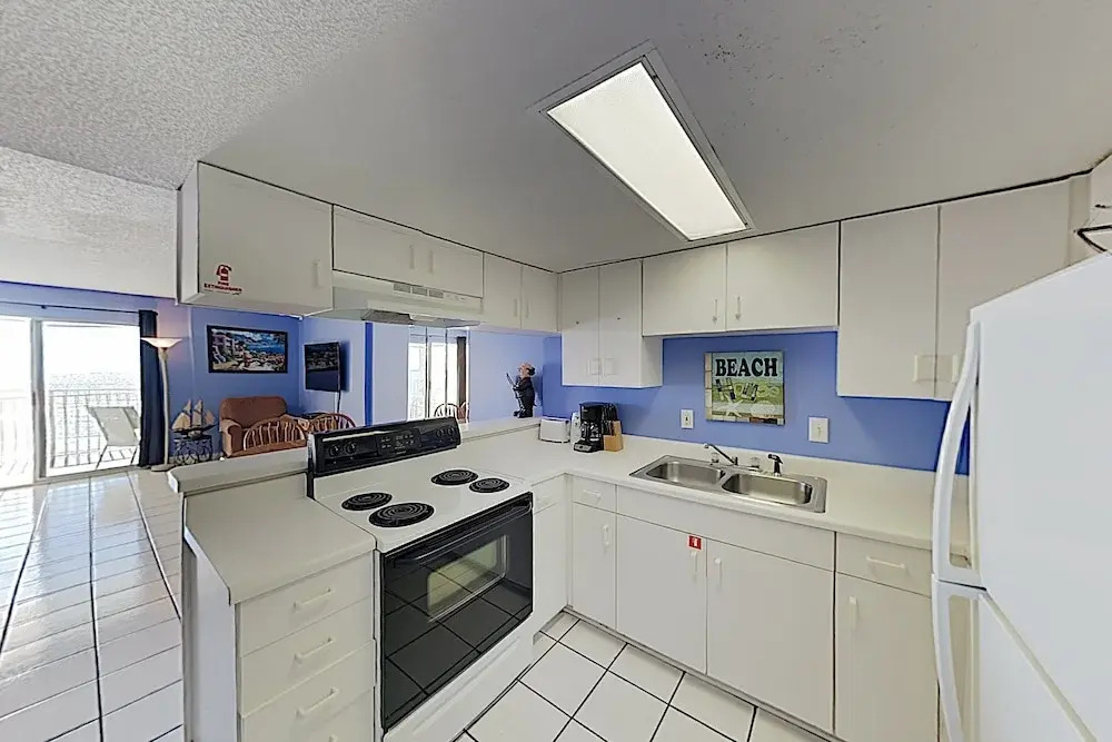 New Listing! Beachfront W/ Pool & Balcony 1 Bedroom Condo