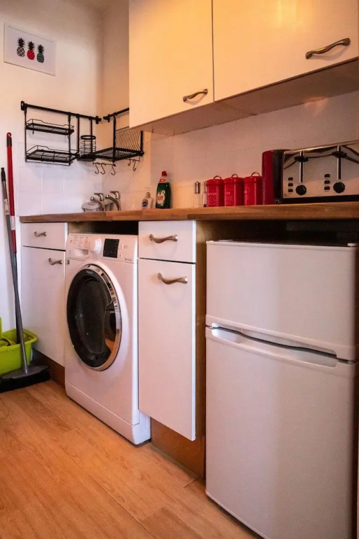 Park up and Relax in Designer 2bd apt - Sea Views