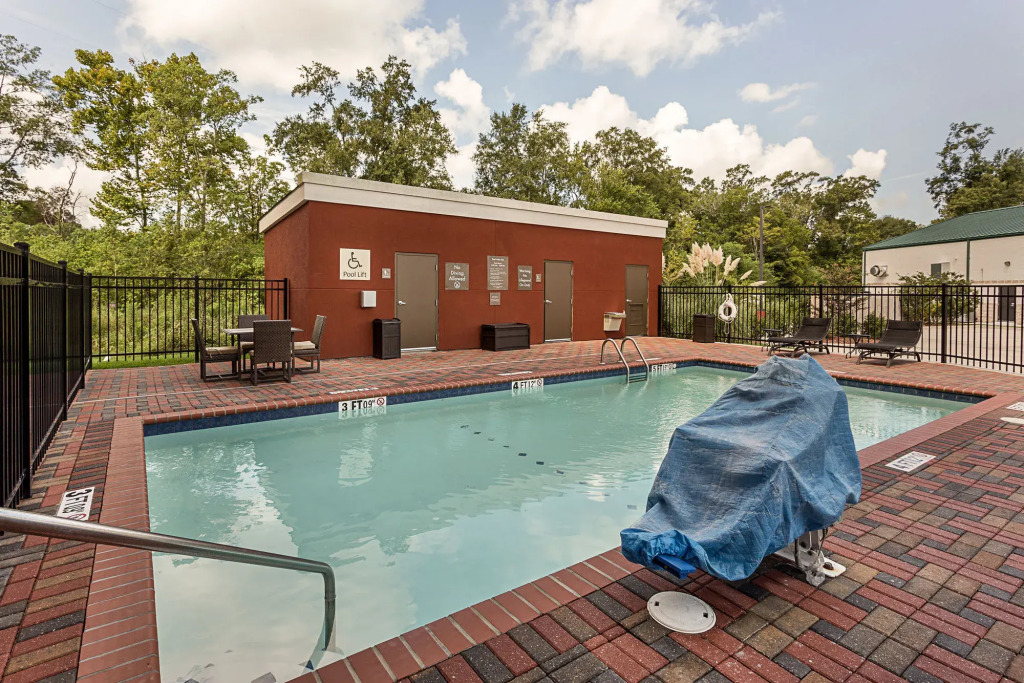 Comfort Suites near Tanger Outlet Mall