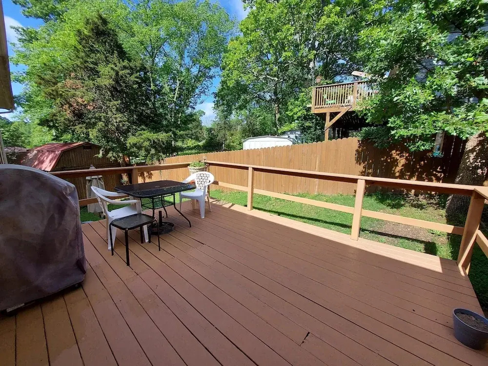 Blue Bird Hill with Deck & Middle of Branson Location
