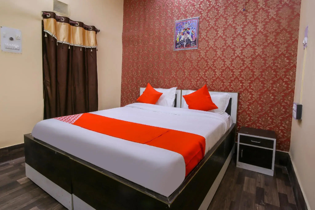 Hotel Holiday Inn by OYO Rooms