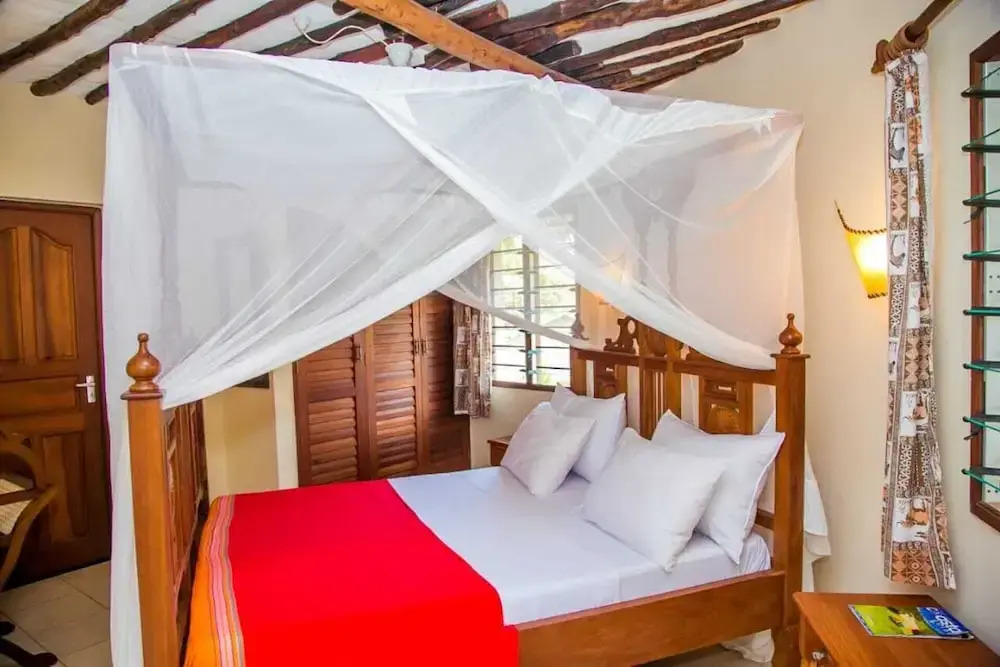 3 Bed Cottage Sleeps 6- Pool, Chef Option, Parking