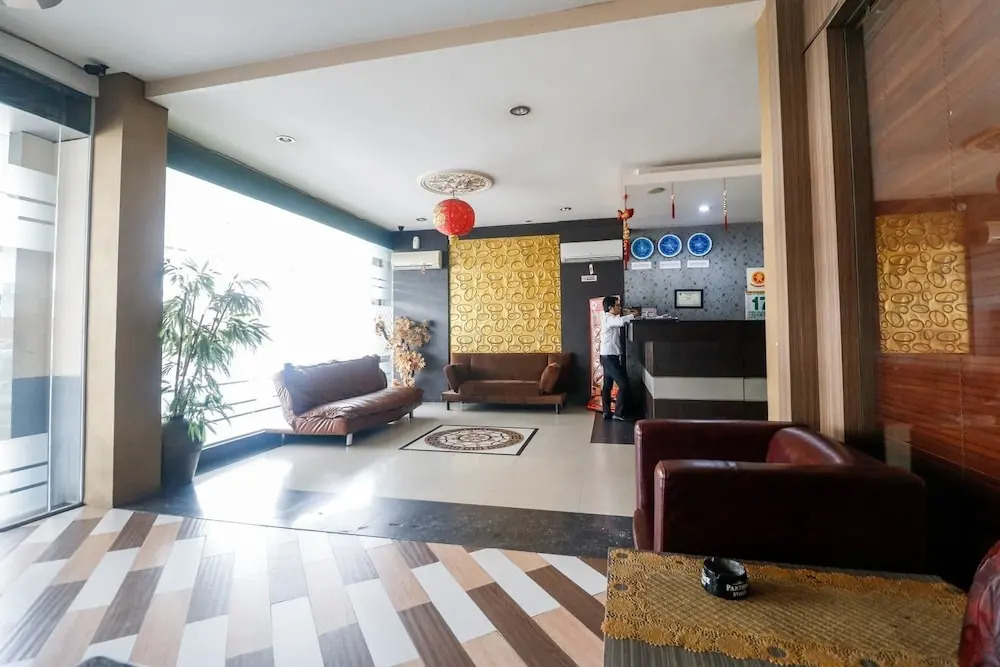 RedDoorz Plus near Pasar Wisata