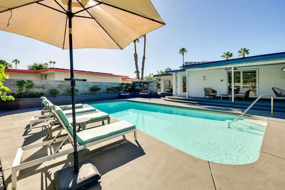 Palm Springs Home: Casita + Fire Pit!