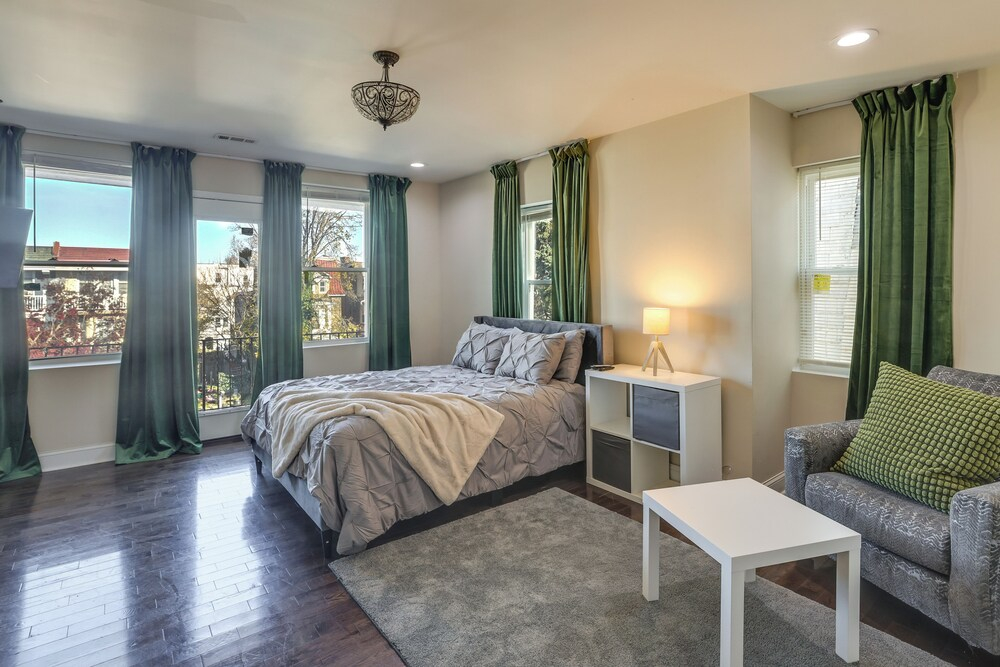 Pet Friendly! 3-story Home Near Lincoln Financial