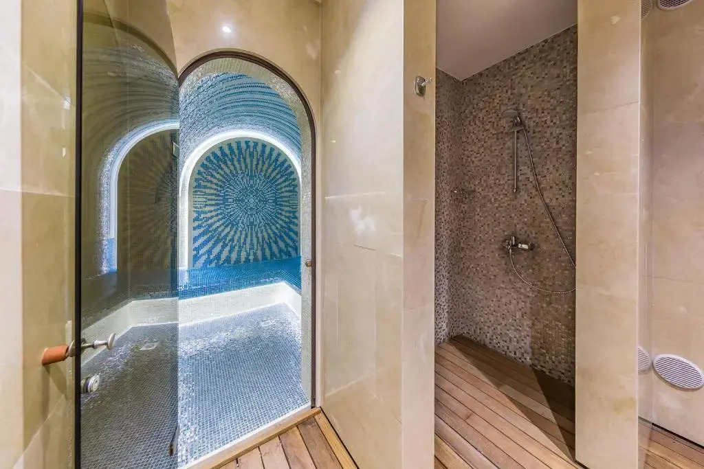 Carmencita Studio B14 with pool & gym