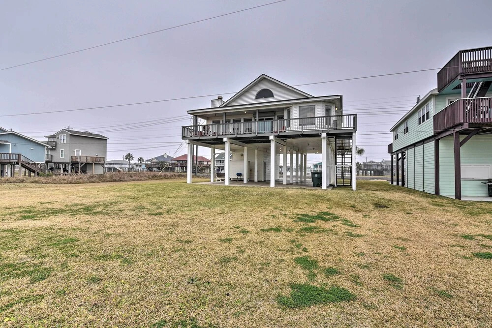 Oceanfront Galveston Home - Walk to Beach!