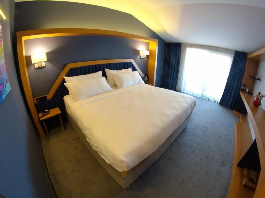Roof 264 Hotel & Suites