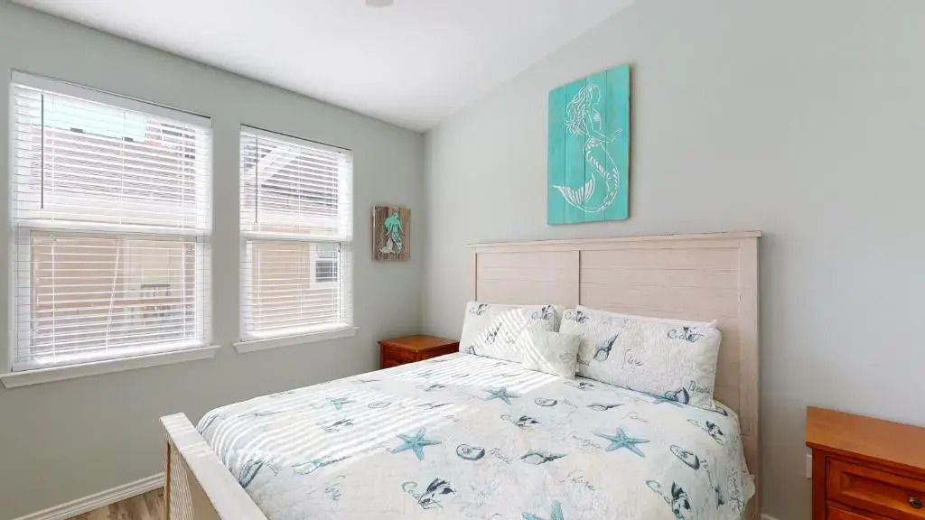 BC202 Funky Parrot, Heated Saltwater Pool, Short Walk to Beach, Gameroom