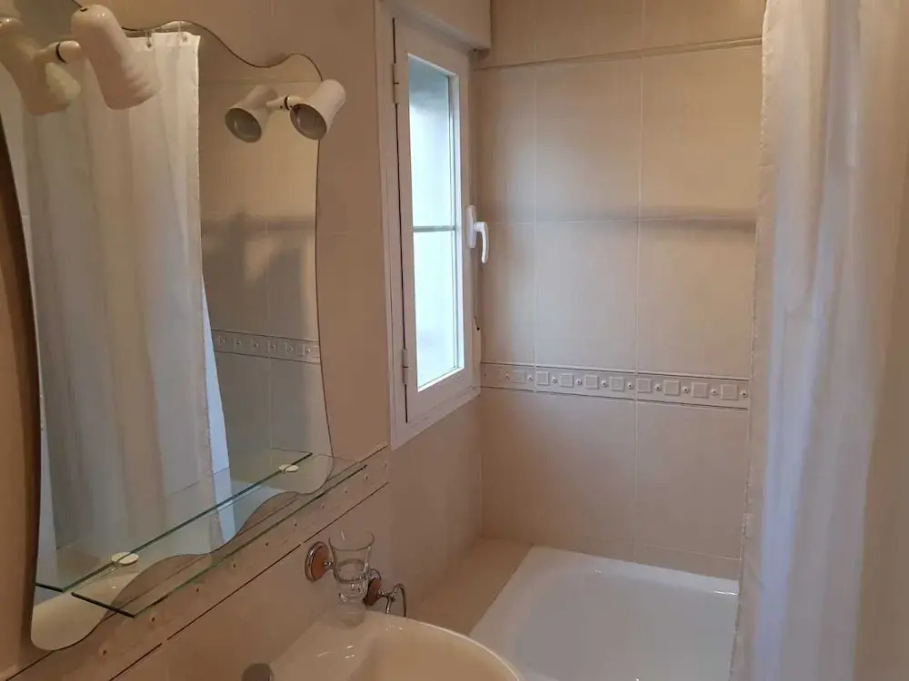 Modern 2 Bedroom Holiday Home