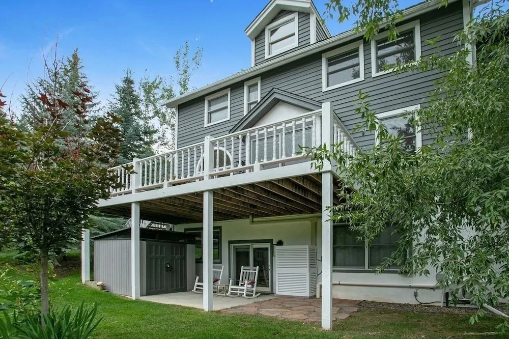 405 Greenway Circle 4 Bedroom Home by RedAwning
