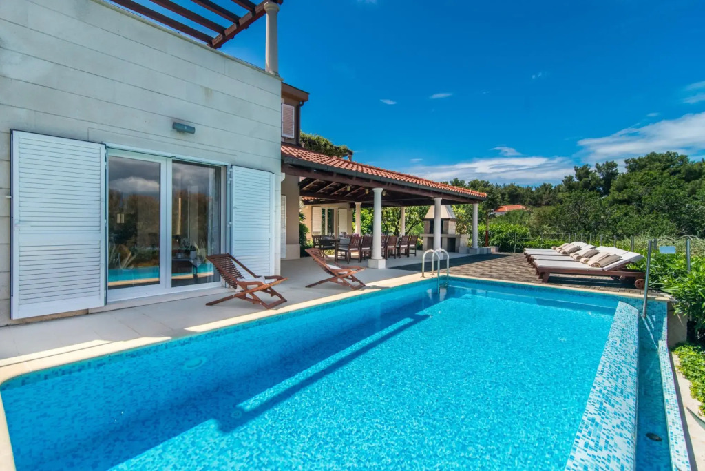 Gumonca in Supetar with 6 bedrooms and 5 bathrooms