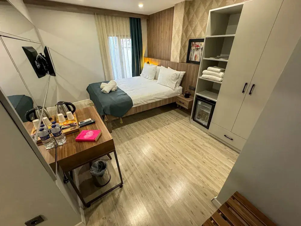 Zeno Suites Hotel