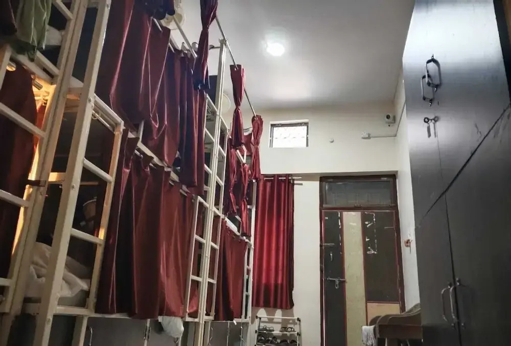5 Star Yatri Vishram AC & Non AC Dormitory