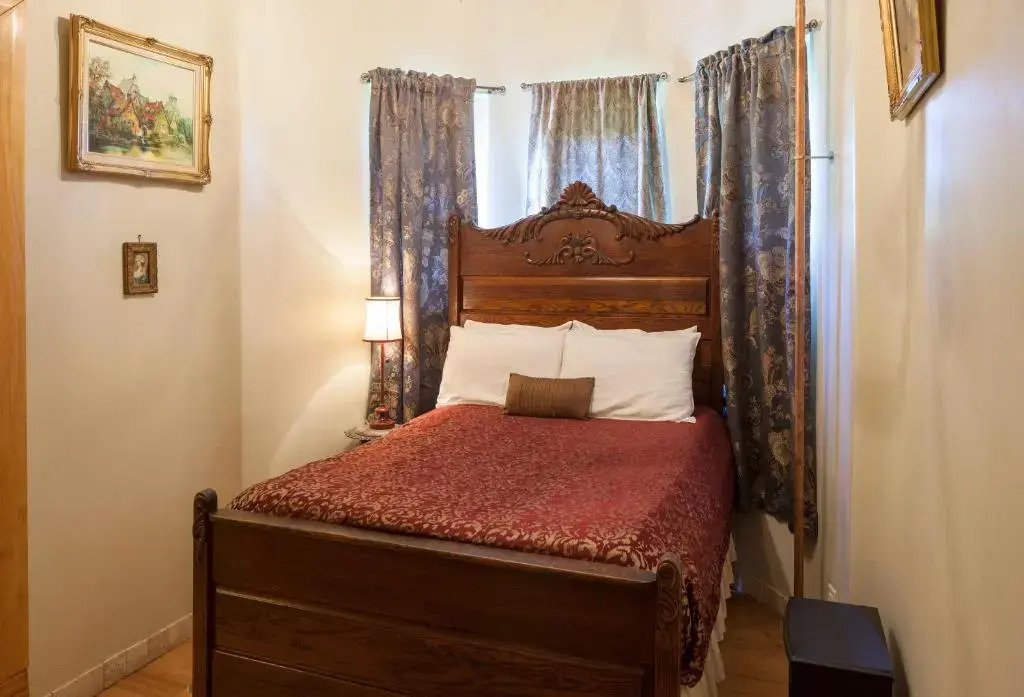 Henderson Castle Inn