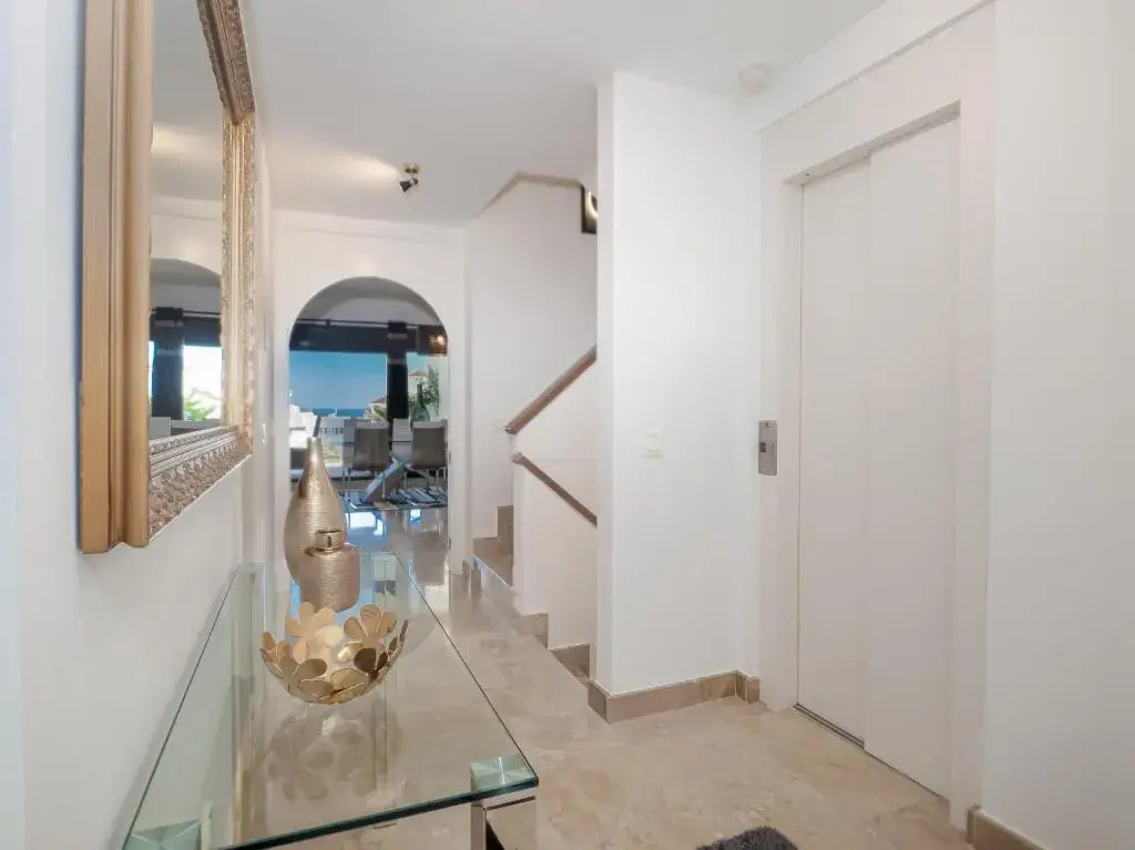 2305 - Luxury villa with sea view and pools