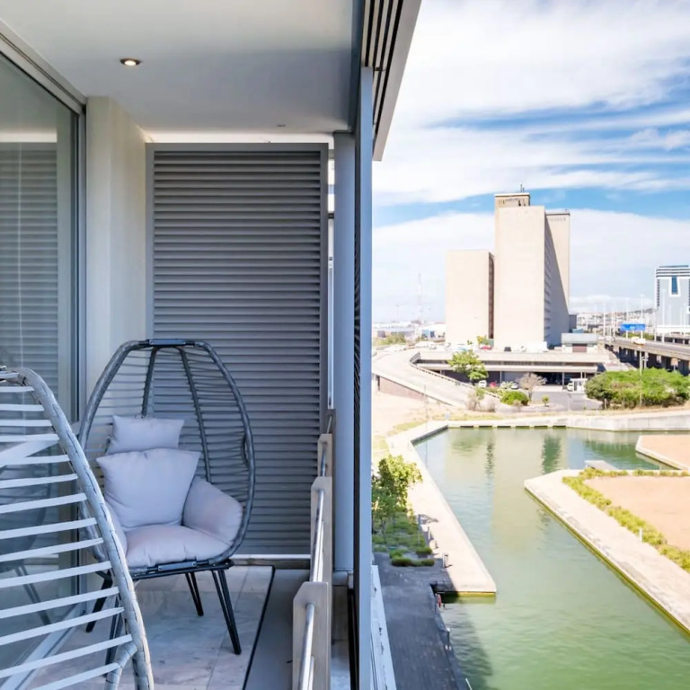 Waterfront Elegance at Harbour Bridge 413