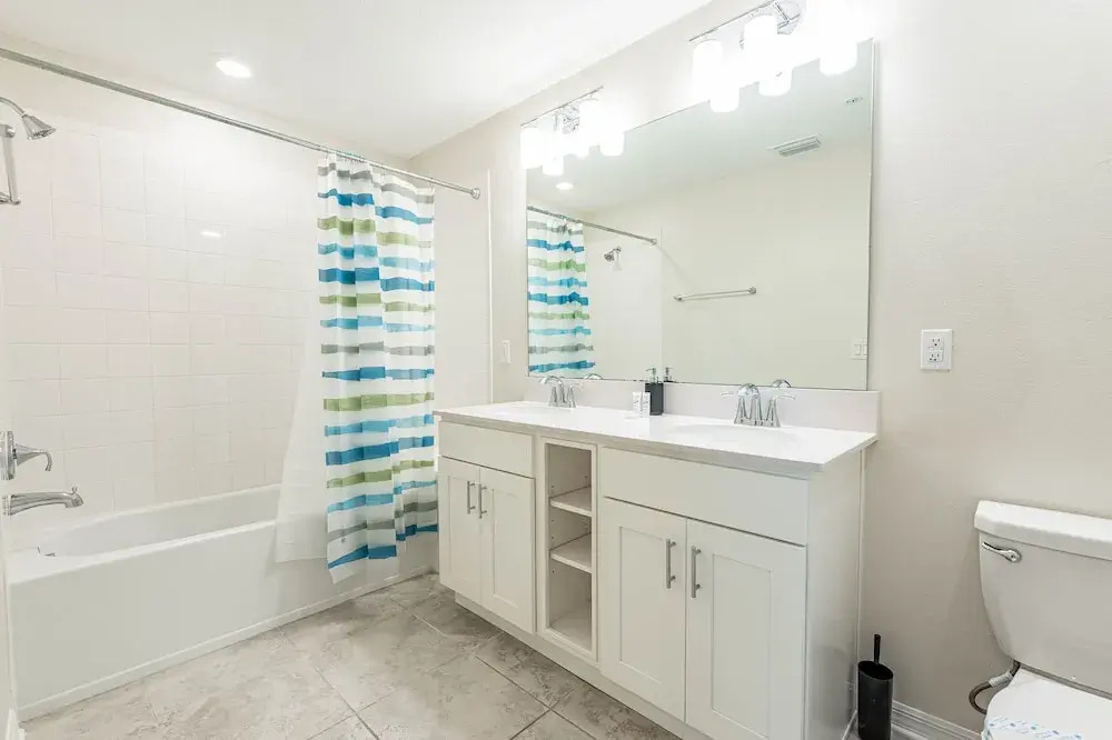 Comfortable 2BR Condo w/ Lake Views