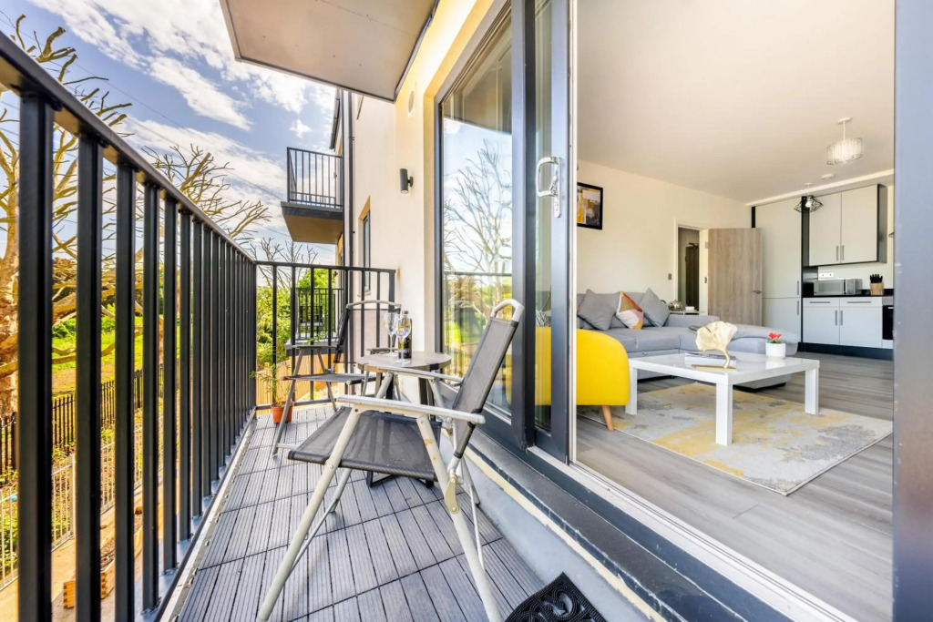 Ash View Place 3 -heathrow - Thorpe Park - Free Parking
