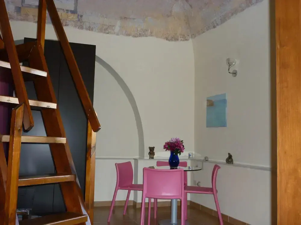 Furnished Studio Flat in Residence
