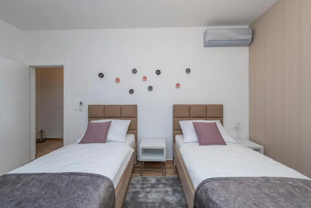 LUXURY APARTMENTS - LA VIR 1 & 2