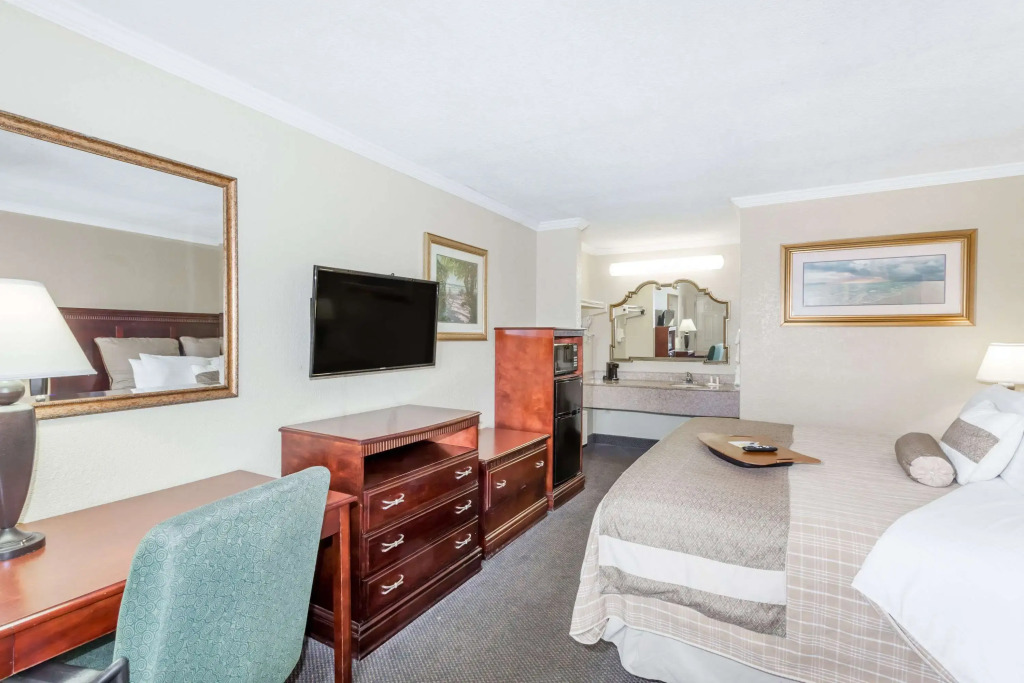 Days Inn by Wyndham Destin