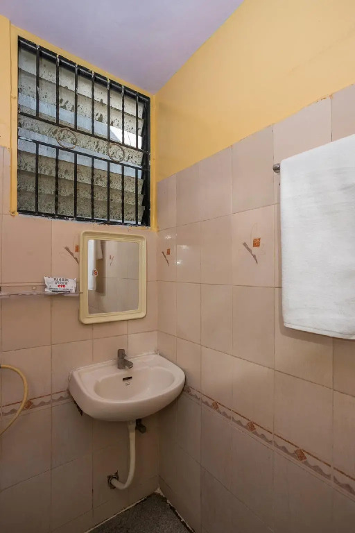 OYO 26900 Royal Inn