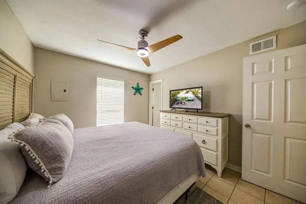 Peaceful condo in Gulf Shores with outdoor pool