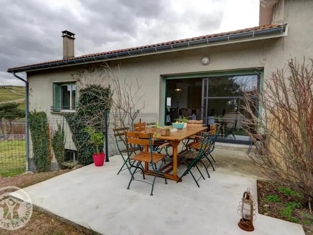 Maison lumineuse avec jardin clos et cheminée, idéale pour familles et amis - FR-1-496-195