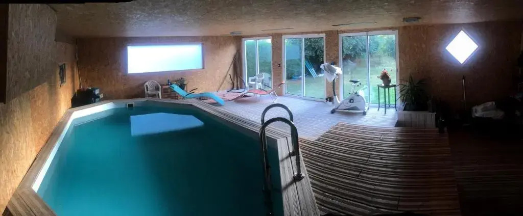 Séjour avec piscine chauffée